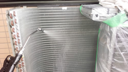 エアコン専用高圧洗浄機にて洗浄（クリーニング）